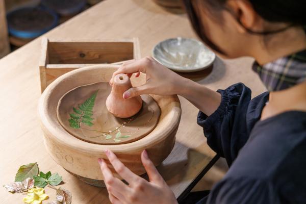 陶芸好きも初心者も夢中に！北鎌倉の静かな谷戸で、季節の草花を写した器作り