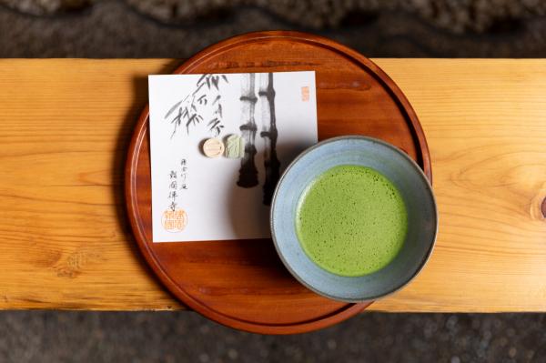 ３）報国寺で提供されているように、お抹茶と干菓子を一緒にいただく時のポイントはありますか？